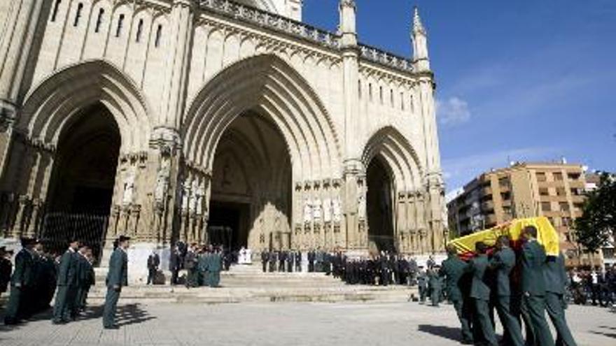 Los Príncipes asisten al funeral por Juan Manuel Piñuel en la Catedral de Vitoria