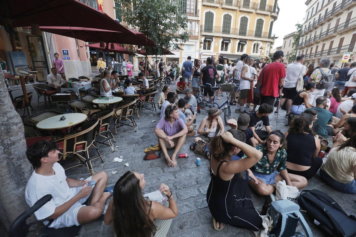 El Col·lectiu Brunzit llama a cenar de pie en la plaza de Cort para protestar por el veto de Cort a su Sopar a la Llesca