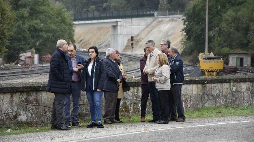 Candidatos del PP al Congreso y el Senado, ayer en la estación de Taboadela. // FdV