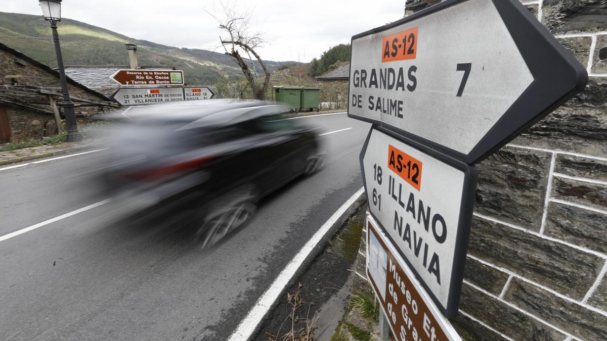 Un coche circula por el corredor del Navia, a la altura de Pesoz.