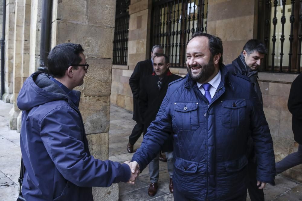 Llegada de los representantes del Real Oviedo al Ayuntamiento para tratar la situación del Tartiere