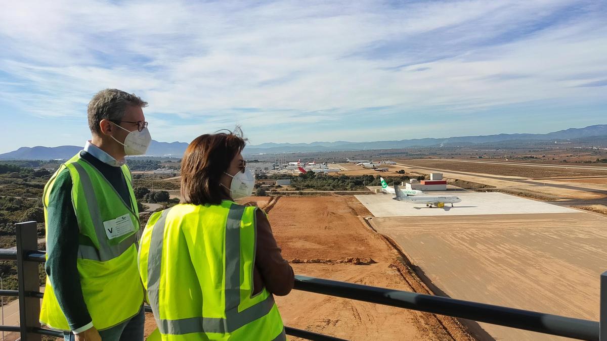 El conseller Arcadi España visita la nueva zona con la directora general de Aerocas.