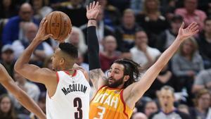 Ricky Rubio defiende a CJ McCollum.