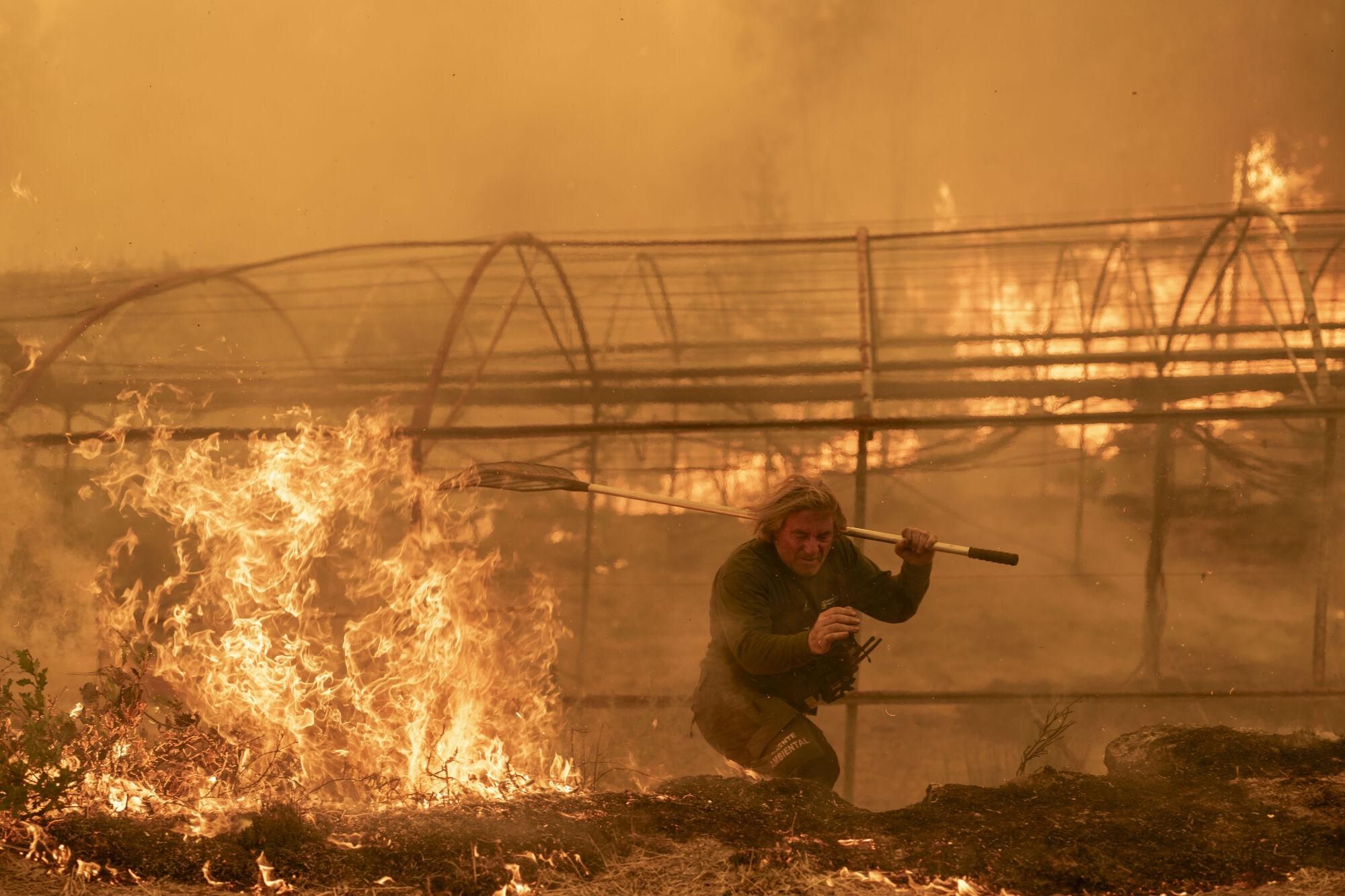 CARBALLEDA DE AVIA (OURENSE), 17/08/2025.- Un guarda forestal trabaja en labores de extinción del incendio forestal de Carballeda de Avia (Ourense) este domingo. La ola de incendios que afecta al noroeste de España no da tregua este domingo. Tras una semana de incendios que han causado tres muertos, miles de hectáreas quemadas y miles de desalojados por las llamas, el país se encuentra devastao. En la región de Galicia ardieron ya 50.000 hectáreas y en la de Castilla y León 3.500 personas permanecían fuera de sus hogares. EFE/ Brais Lorenzo