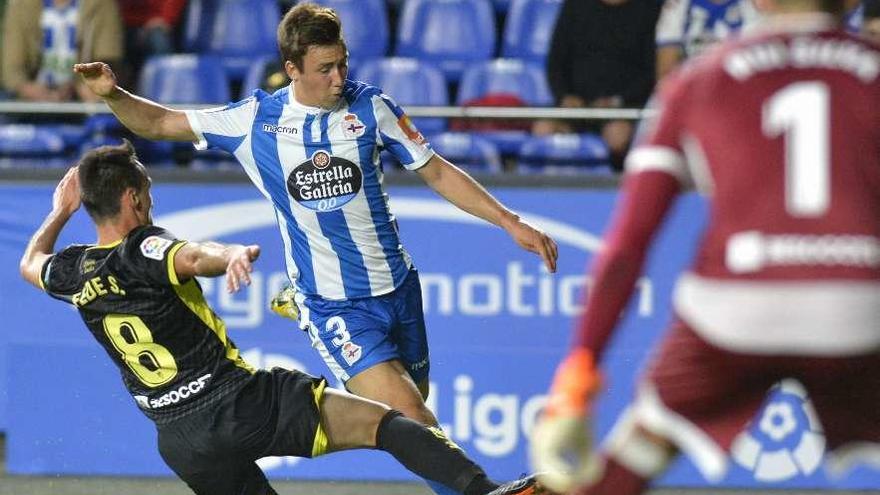 El debutante Saúl García realiza un centro anoche en Riazor.