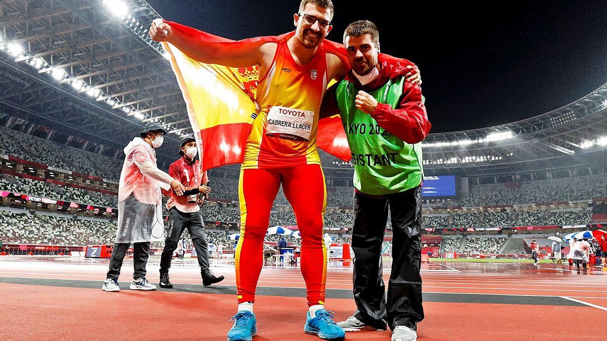 El valenciano disfrutó del éxito sobre la pista del Estadio Olímpico de Tokio. «Estoy muy feliz, sabe a oro tras el último año», dijo. | EFE