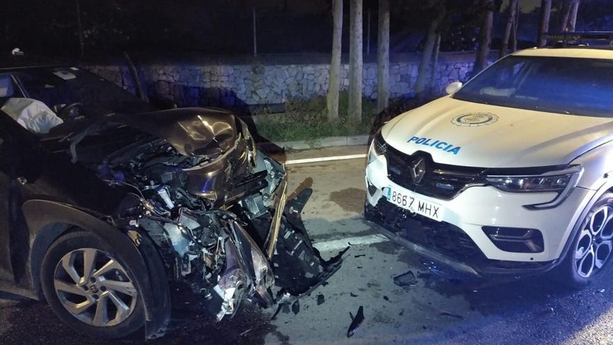 El coche que conducía el acusado y el vehículo policial contra el que se estrelló.