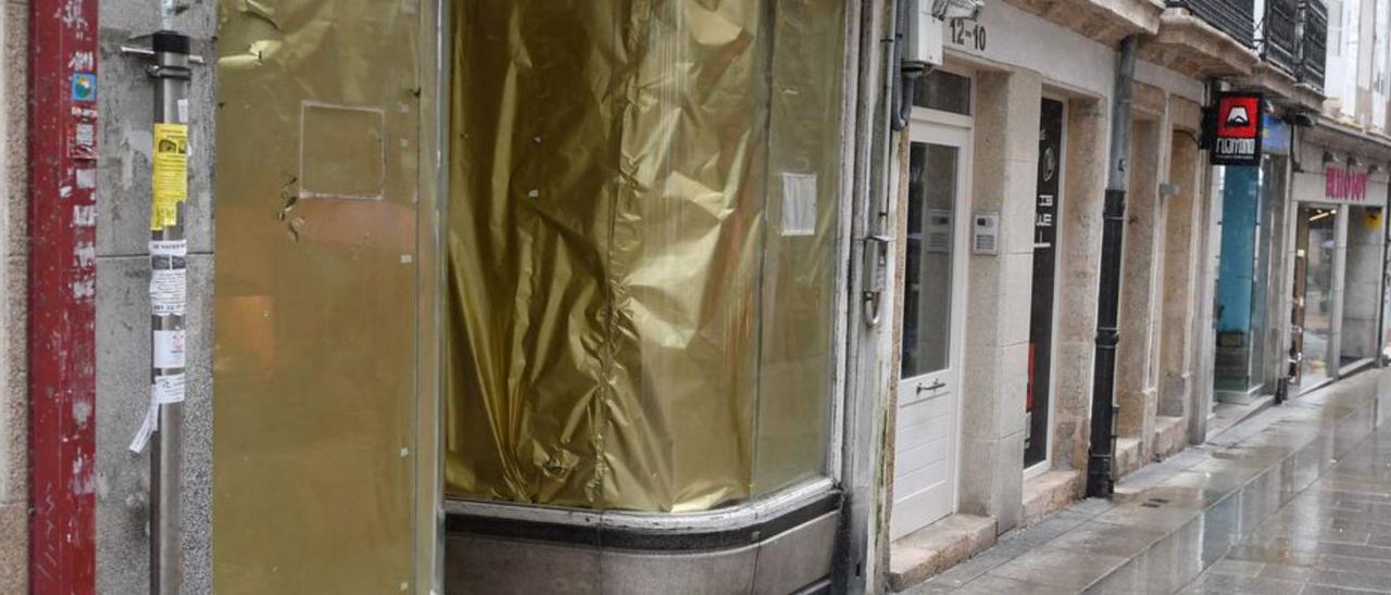 Un bajo vacío tras el cierre del último negocio que lo ocupaba, en una calle del centro de A Coruña. |   // VÍCTOR ECHAVE