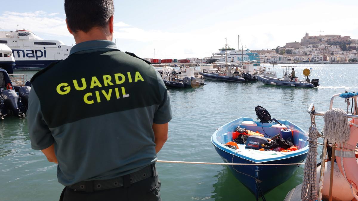 La Guardia Civil frente a unas pateras que llegaron hoy a las Pitiusas