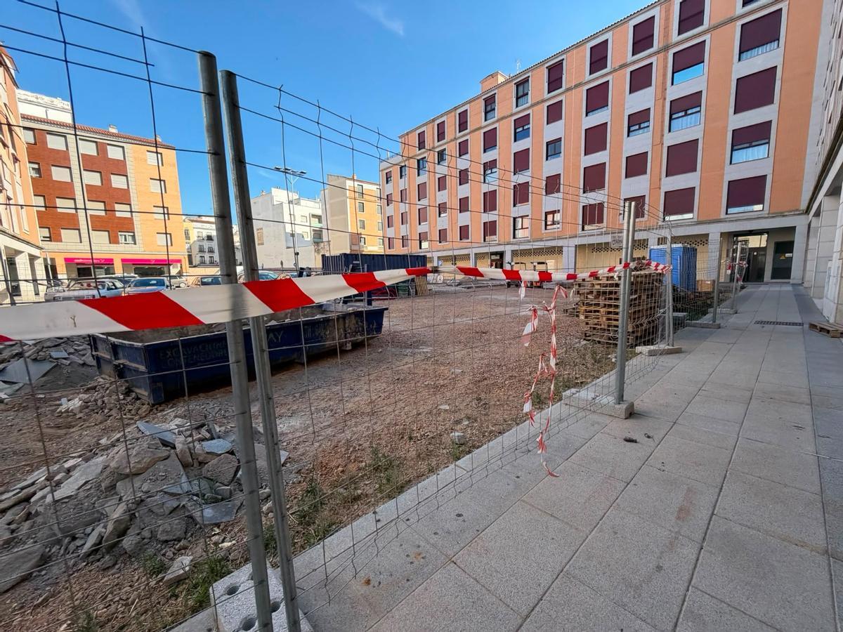 Fotogalería | La suciedad de las obras desespera a los vecinos de la plaza Príncipe de la paz Fotogalería | La suciedad de las obras desespera a los vecinos de la plaza Príncipe de la paz