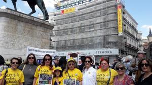 Madres de las tres asociaciones de bebés robados de Madrid se han concentrado este domingo en la Puerta del Sol.