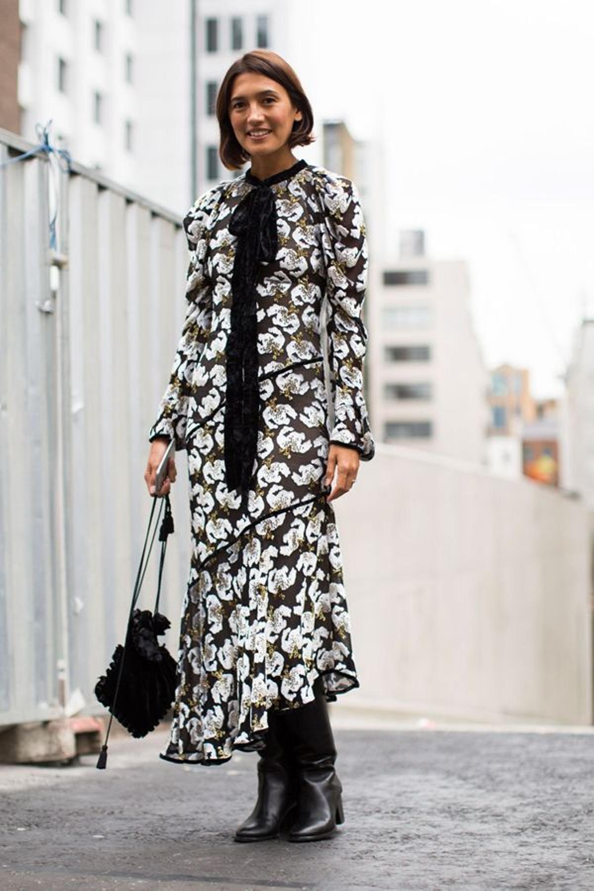 Looks que ganan centímetros: oda al negro con estampado