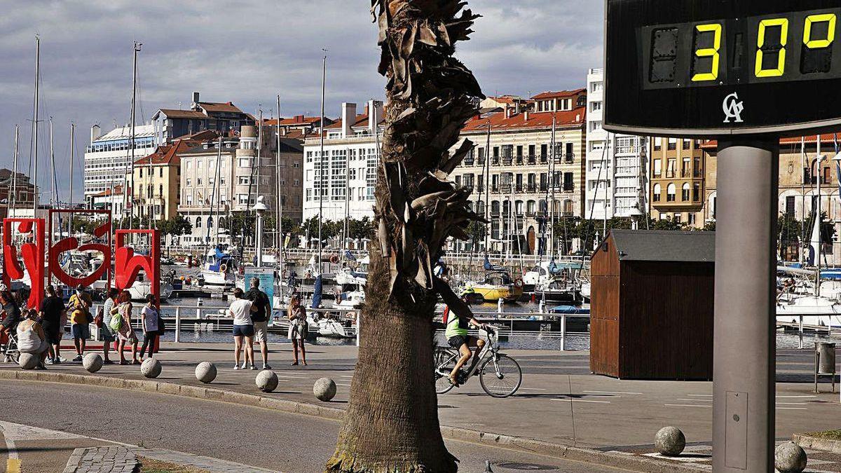 Un termómetro marca 30 grados, ayer, en Gijón.