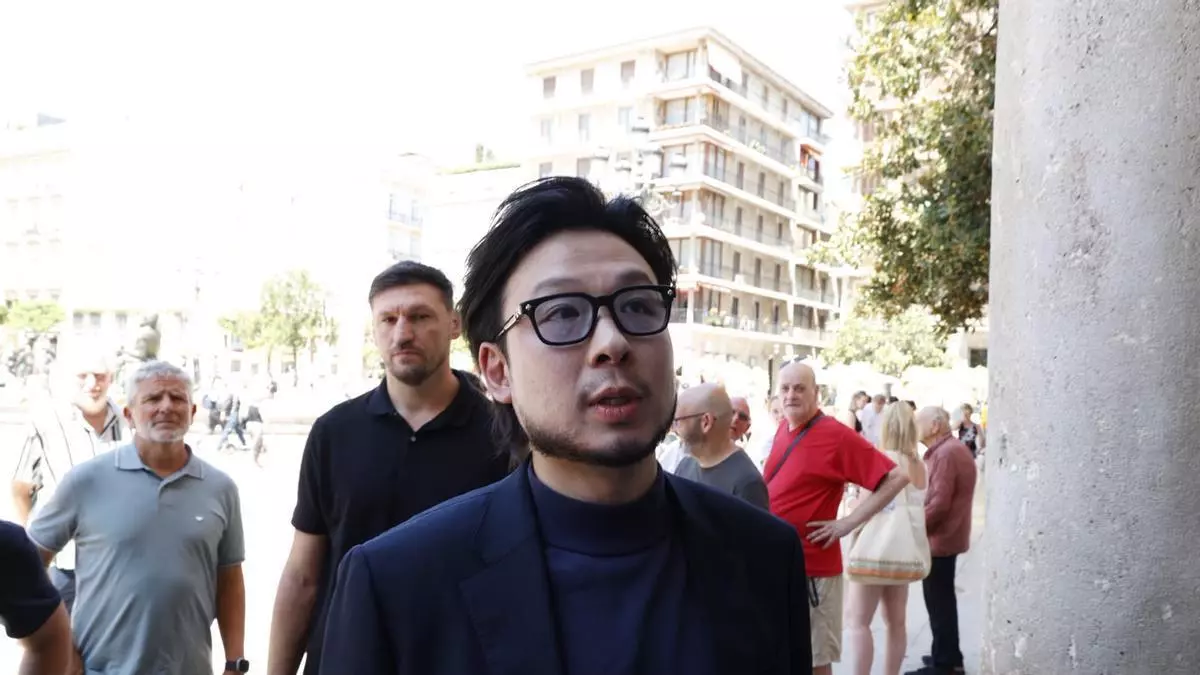 Kiat Lim y la plantilla del Valencia CF visitan la Basílica de la Mare de Déu