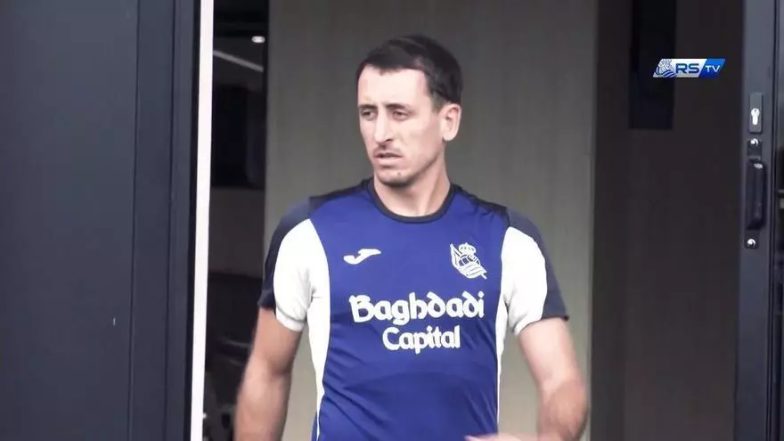 Oyarzabal vuelve a la Real Sociedad tras conquistar el Mundial