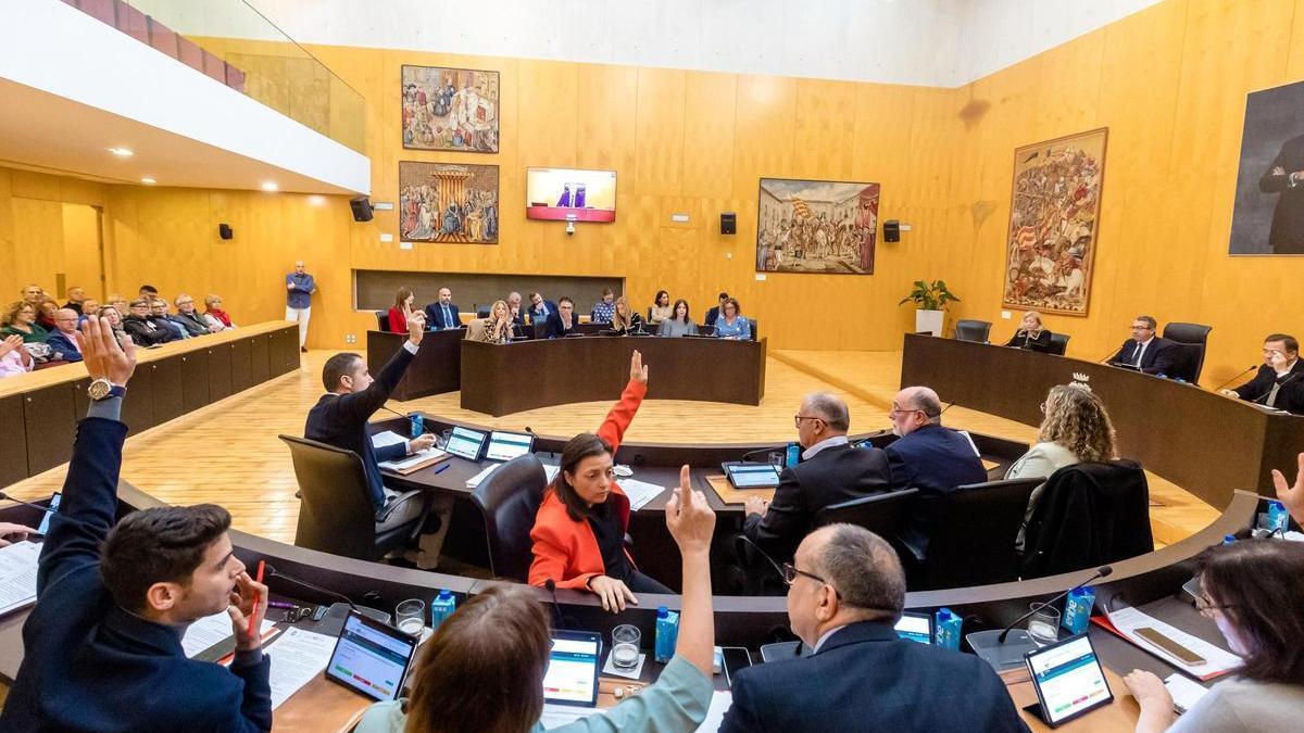 Los concejales del PSOE y PP en un pleno de Benidorm.