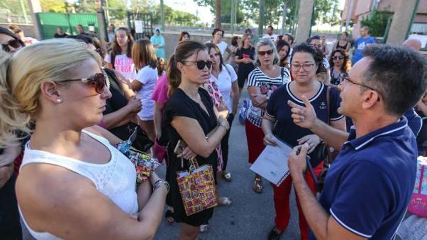 Protesta de madres y padres el primer día del curso.