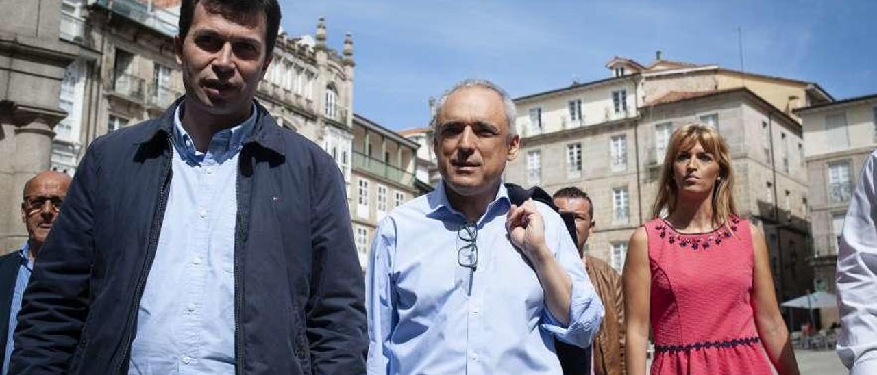 Gonzalo Caballero y Rafael Simancas, a su llegada a la plaza Mayor. // Brais Lorenzo