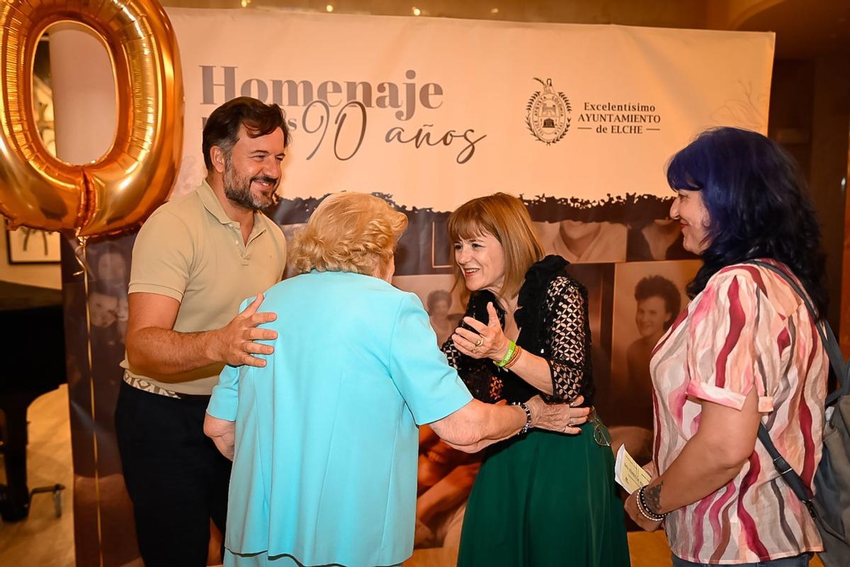 El alcalde y la edil Aurora Rodil recibieron a los mayores homenajeados por el Ayuntamiento de Elche