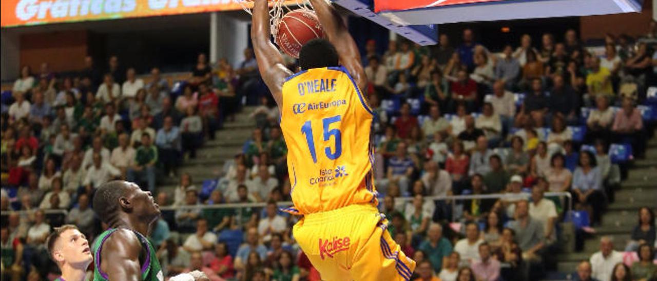 Royce O&#039;Neale, jugador del Herbalife Gran Canaria, ejecuta un mate. Eran los primeros minutos del partido; las cosas aún no se habían torcido para el cuadro amarillo.