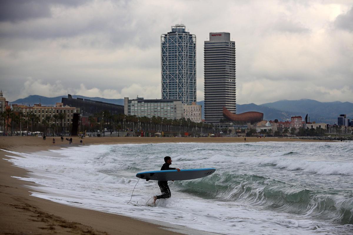 Vessament químic o barco a la deriva: els casos en què el surf es vetarà a Barcelona