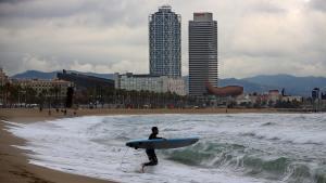 Vessament químic o barco a la deriva: els casos en què el surf es vetarà a Barcelona