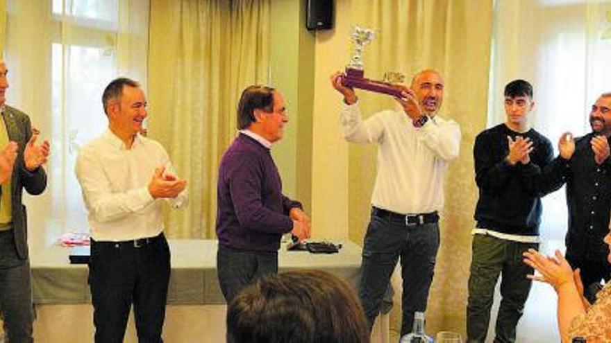 La peña Joaquín de Sariego premia con su trofeo a Abelardo