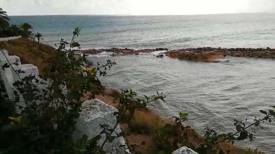 El temporal se "come" la playa cercana al Llop Marí en El Campello