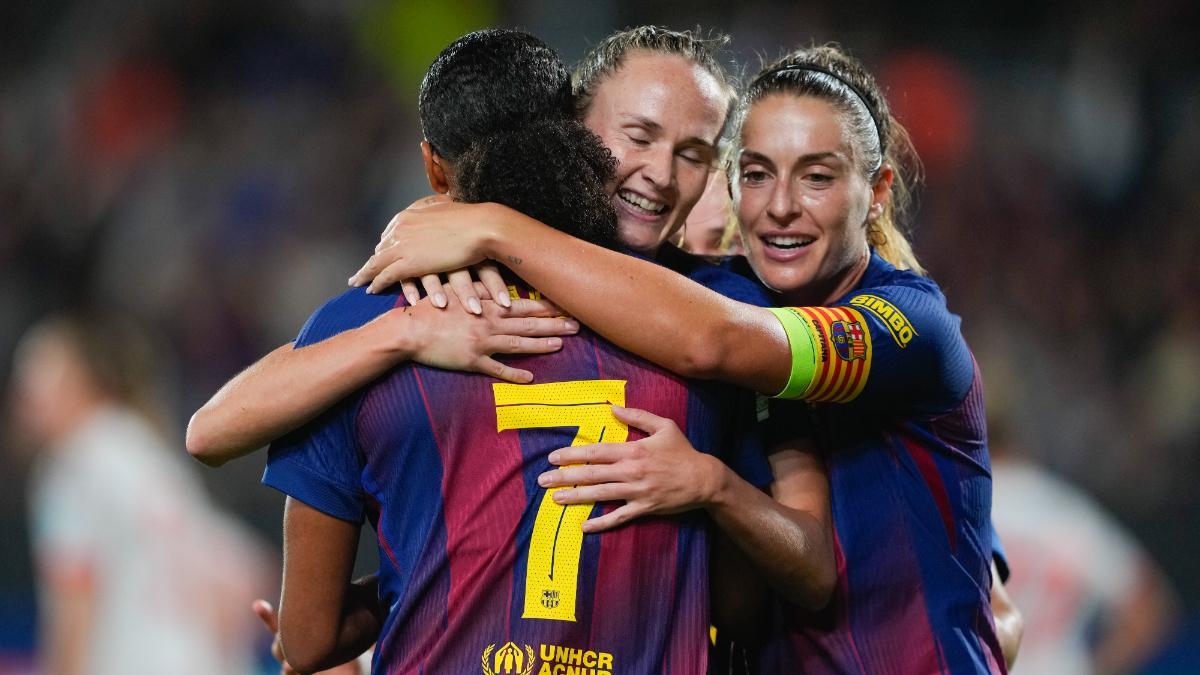 Las jugadoras del Barcelona celebran uno de sus goles contra el Bayern en la primera jornada de la Champions Femenina