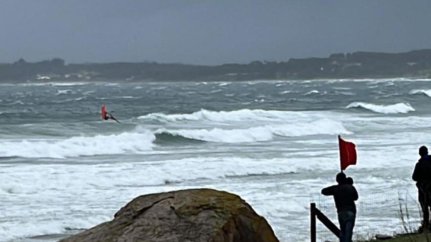 Oleaje perfecto para las tablas de windsurf en A Lanzada