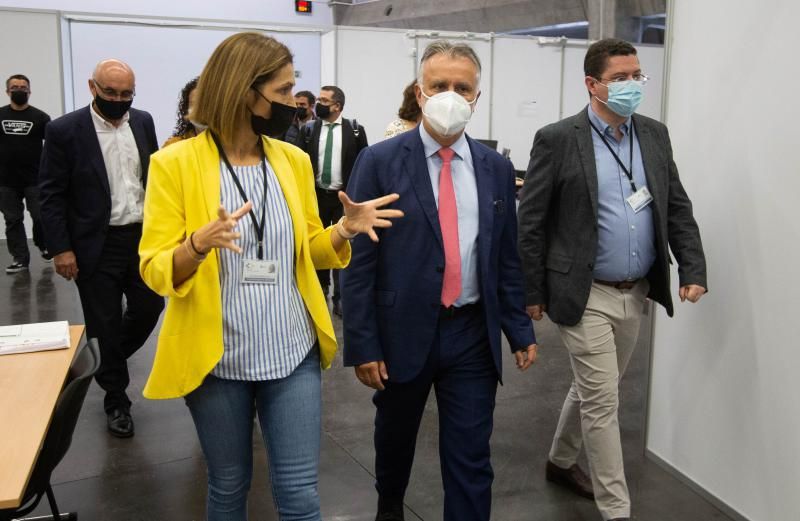 Visita de Ángel Víctor Torres al centro de rastreadores en el Recinto Ferial de Santa Cruz de Tenerife