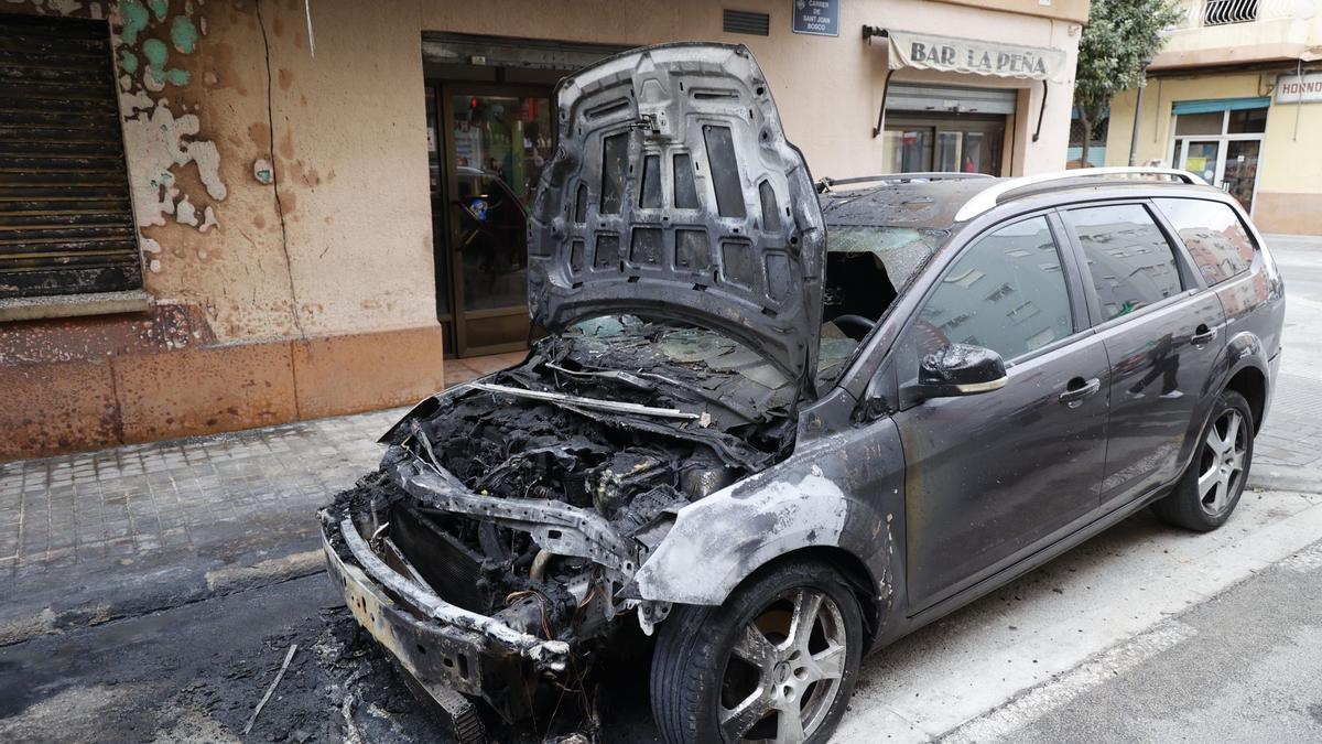 Contenedores quemados, vehículos calcinados y fachadas gravemente afectadas en Orriols