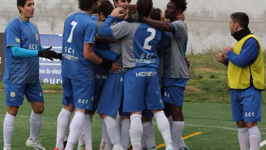 Los jugadores del GCE VIllaralbo celebran el 3-0 anotado por Jarabo.