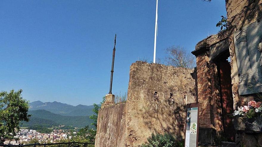 El mur del fortí i el pal de l&#039;estelada gegant ahir al matí