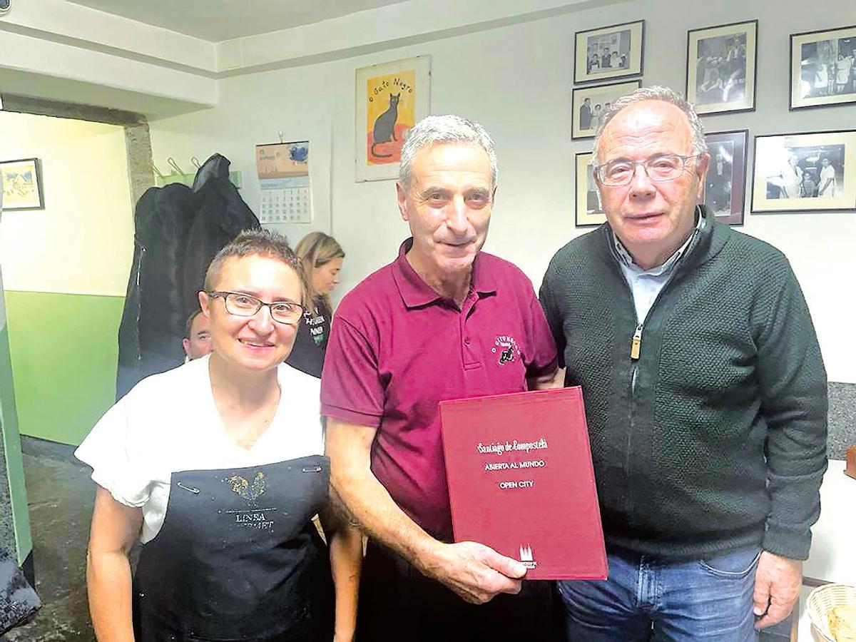 Manolo, en el centro, junto al alcalde en su visita. Foto: CdS