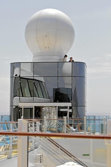 Das 300 Meter lange Kreuzfahrtschiff ist am Donnerstag (1.6.) das erste Mal in Palmas Hafen eingelaufen. Auf Mallorca wird es auch am Monatsende getauft.