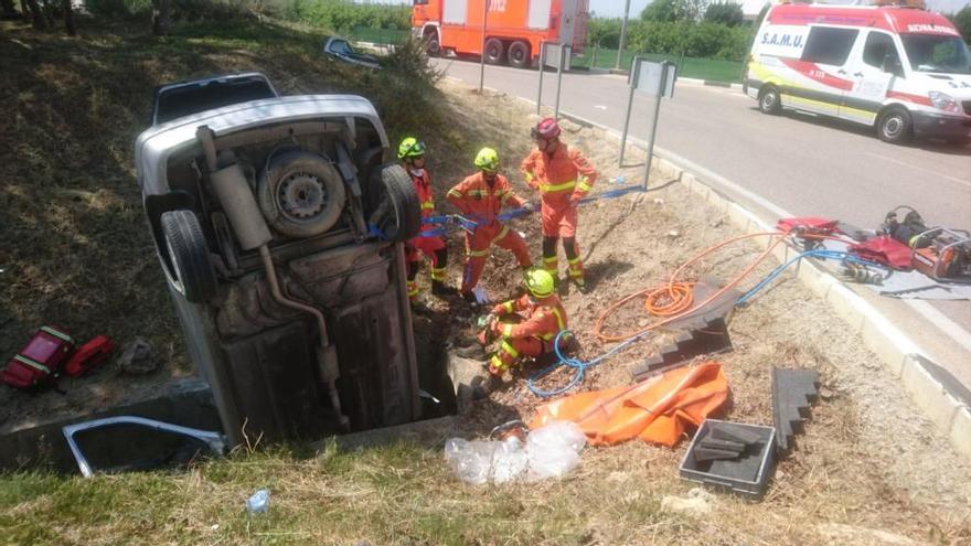 Herido grave en Algemesí al subirse con su vehículo a una rotonda y caer en la acequia que la cruza