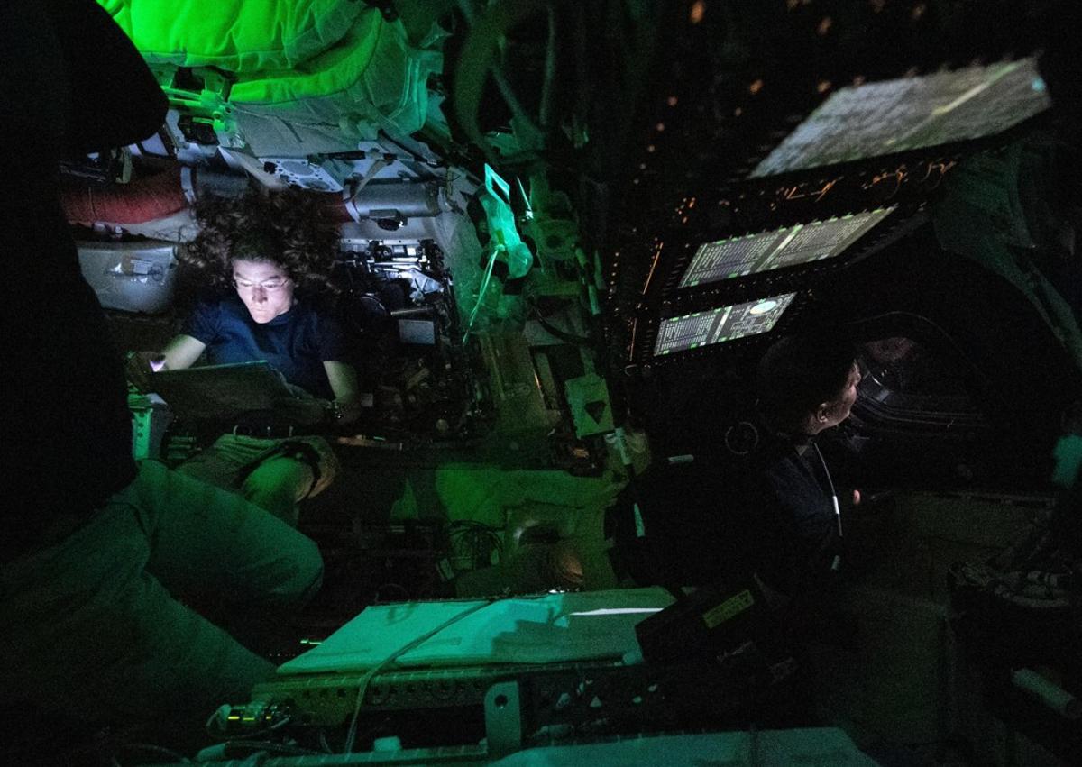 La fotografía  mostra astronautes de la missió Artemis II dintre de la nau