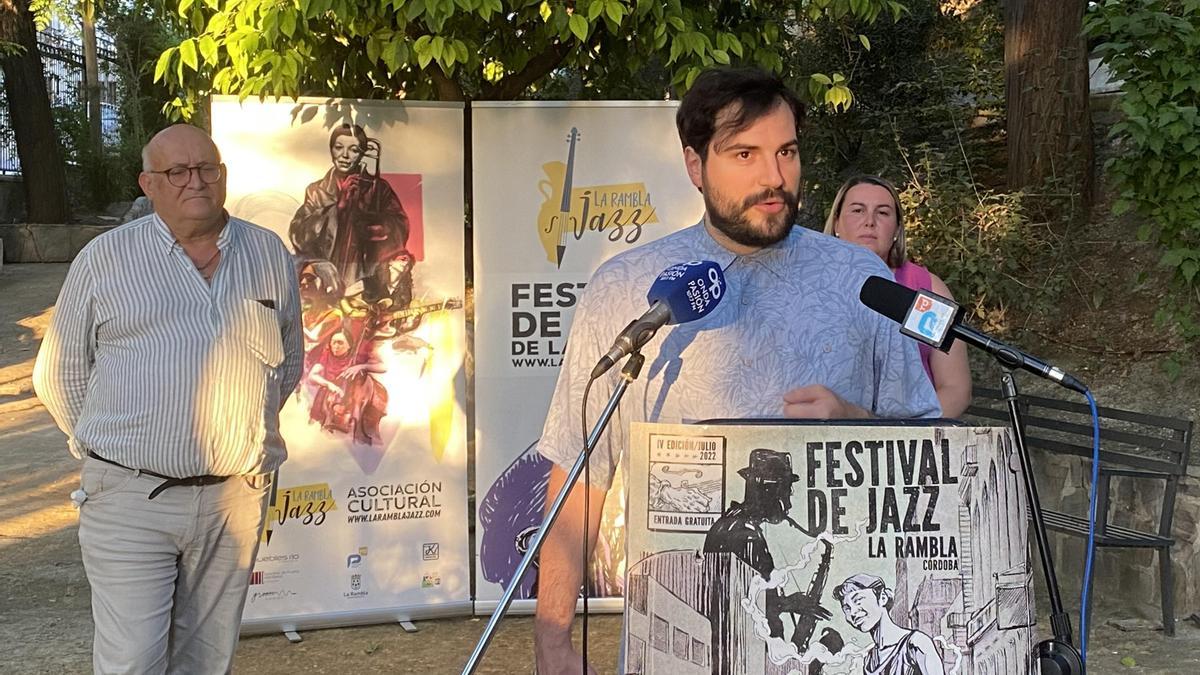 El director del Festival de Jazz de La Rambla, Francisco Fernández, presenta el programa de esta edición junto al alcalde Jorge Jiménez y la concejal de cultura Rafi Hinestrosa