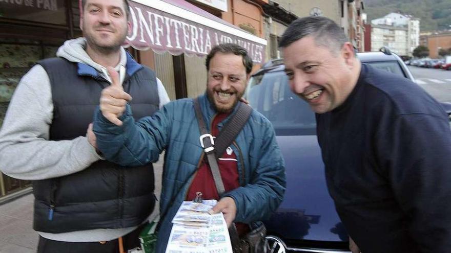 Rubén Yagüe; José Manuel Azaustre, &quot;Jimmy&quot;, y Jesús Ordóñez, ayer, celebrando el premio.