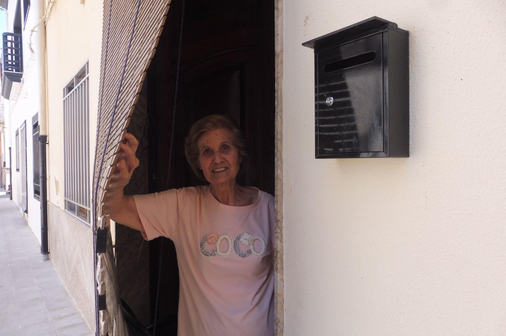 Rosa, vecina de la calle Ramón y Cajal, con su nuevo buzón.