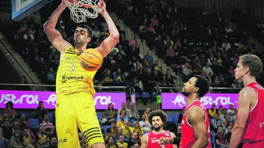 Gio Shermadini, machacando el aro del Ostende en el primer partido de la eliminatoria al mejor de tres.