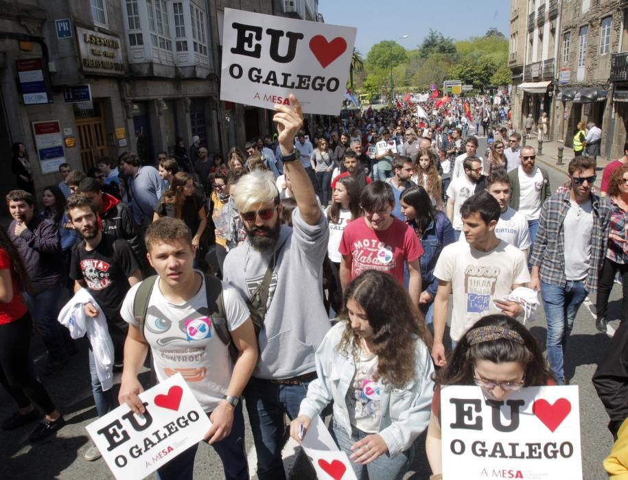 Miles de personas reivindican en Santiago su derecho a vivir en gallego