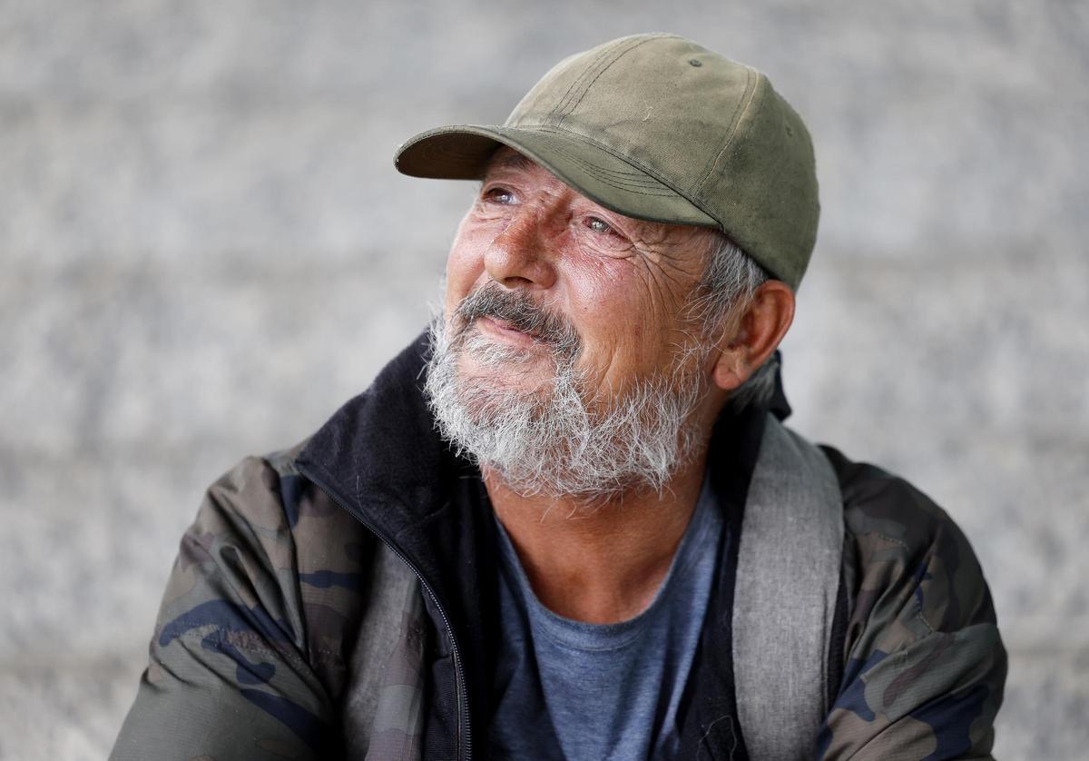 Alfredo, de 54 años y originario de O Porriño, vive desde hace años en la calle por falta de recursos.