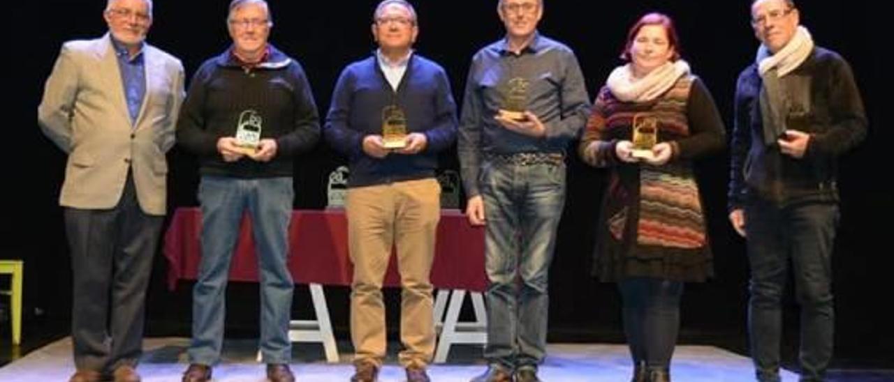 Los integrantes del grupo Àgora recogiendo los premios.