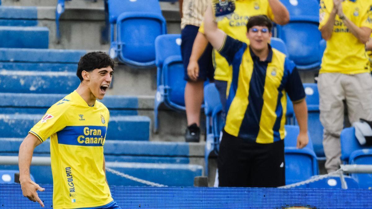 Valentín Pezzolesi celebra su gol ante el Real Valladolid.