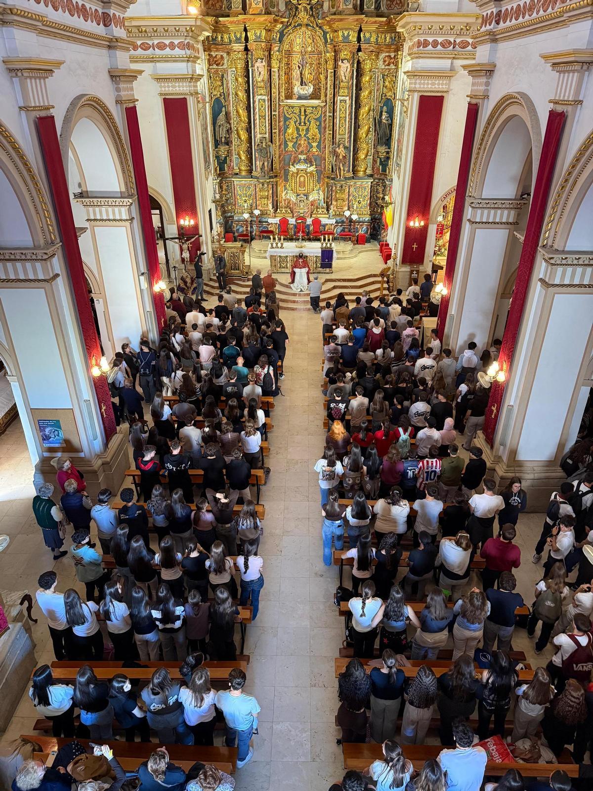 También peregrinó este domingo a Abanilla el Lignum Crucis de Granja de Rocamora, convirtiendo la presencia de peregrinos las calles de la localidad en un hervidero de devoción