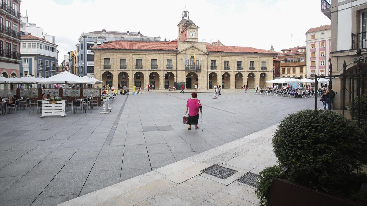 La Plaza de España de Avilés, con el Ayuntamiento al fondo.