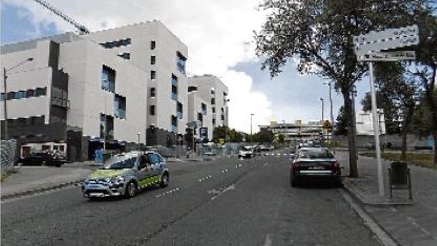 El carrer de la Divina Pastora serà un dels més afectats per les obres. A l&#039;esquerra, l&#039;edifici del nou hospital