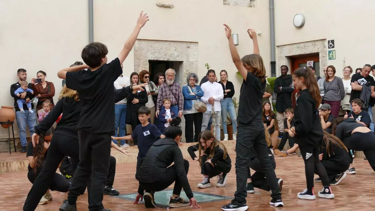 Els infants de la ZER Empordà investiguen la pròpia identitat